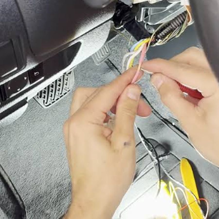 Splicing and securing vehicle wiring during an installation